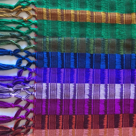 Decorative table runner - Picture 3 of 3